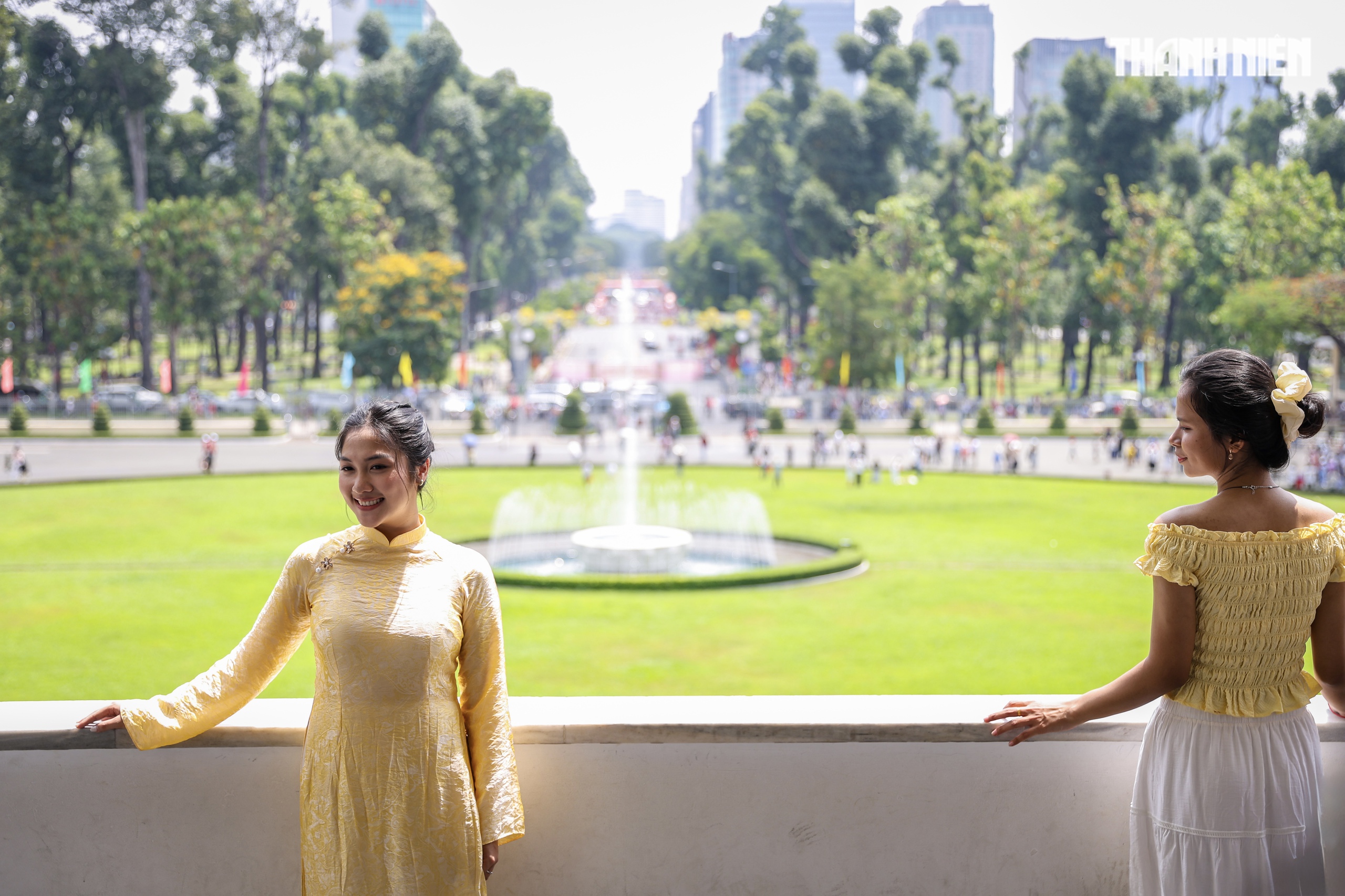 Biển người tại TP.HCM xếp hàng chờ tham quan Dinh Độc Lập vào sáng 30.4 - Ảnh 16.