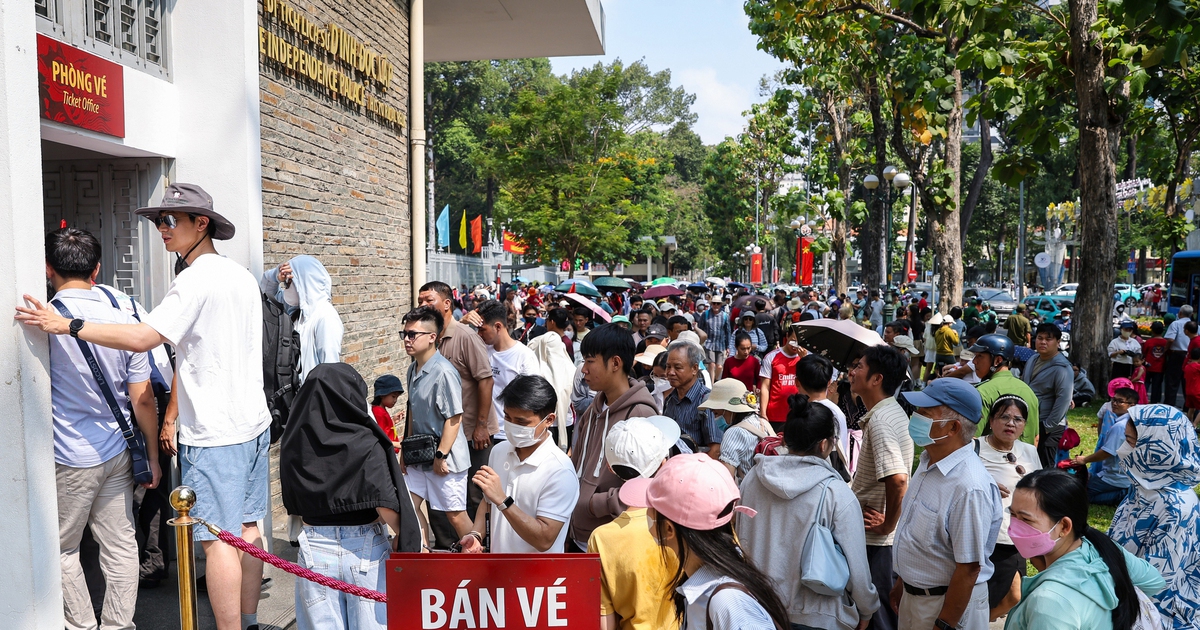 Biển người xếp hàng chờ tham quan Dinh Độc Lập ở TP.HCM lễ 30.4