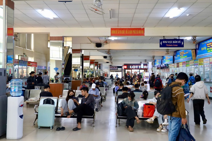 TPHCM kiểm tra nhà xe tăng vé bất thường trong dịp lễ 30-4, 1-5 - Ảnh 1.