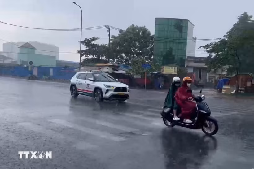 Cơn mưa vào chiều 2/5 trên đường Hồ Học Lãm, phường An Lạc. (Ảnh: Hồng Đạt/TTXVN)