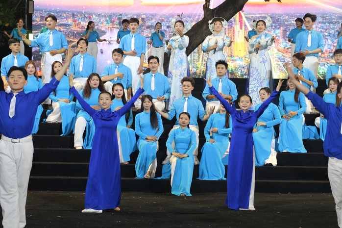 Công nhân hào hứng với chương trình nghệ thuật 