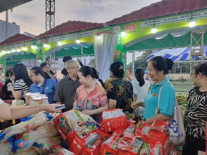 Công nhân hào hứng với chương trình nghệ thuật 