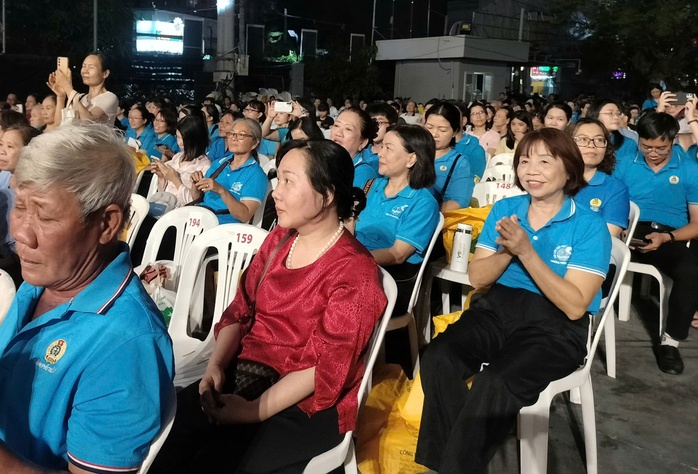 Công nhân hào hứng với chương trình nghệ thuật 