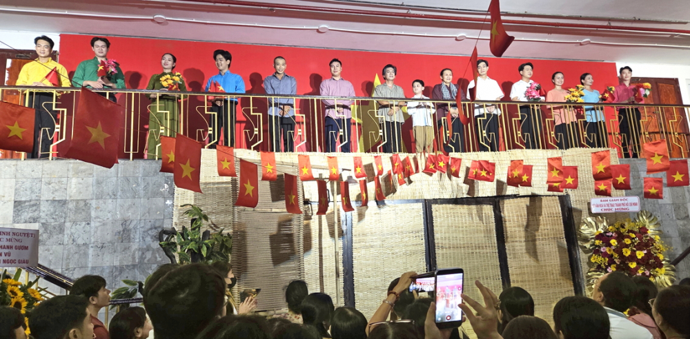 Vở kịch Thanh gươm và bà mẹ với không gian biểu diễn khác lạ là một hiện tượng của đợt diễn chào mừng các ngày lễ lớn vừa qua - ẢNH: NGỌC TUYẾT