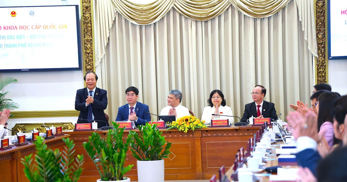 Thành ủy TP.HCM yêu cầu gỡ điểm nghẽn đầu tư, đất đai để đạt tăng trưởng hai con số