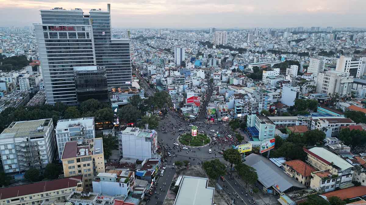 Toàn cảnh Ngã 6 Công trường Dân Chủ. Ảnh: Anh Tú