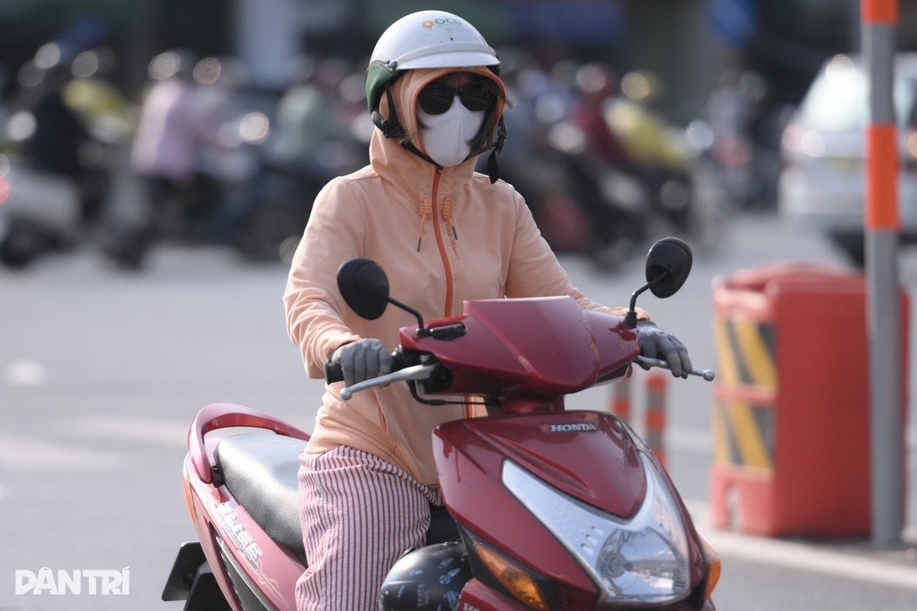 TPHCM và Nam Bộ tiếp tục nắng nóng, cảnh báo nguy cơ sốc nhiệt - 1