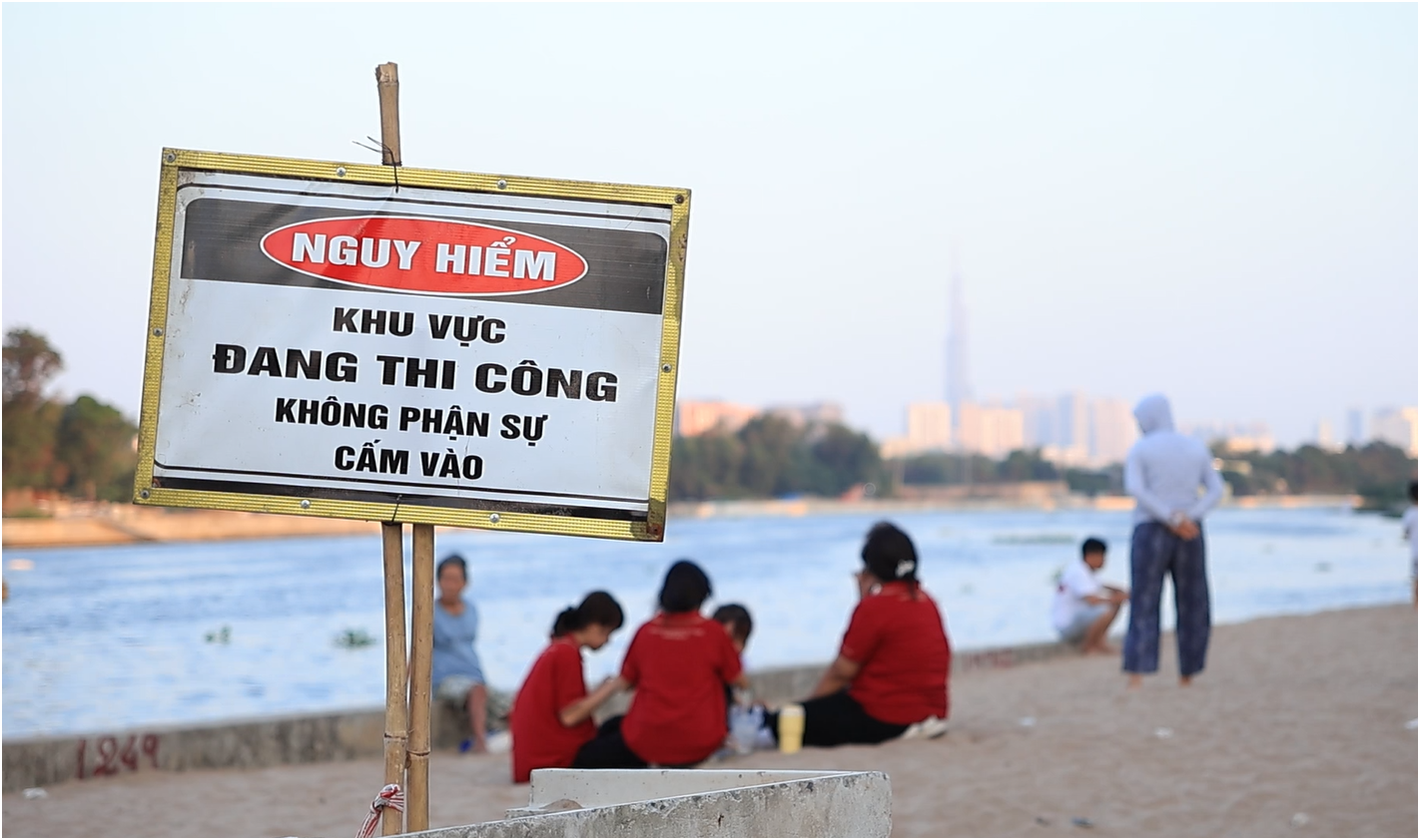 CSGT TP.HCM khuyến cáo người dân không đu trend check-in ở 'biển Gò Vấp' - Ảnh 1.