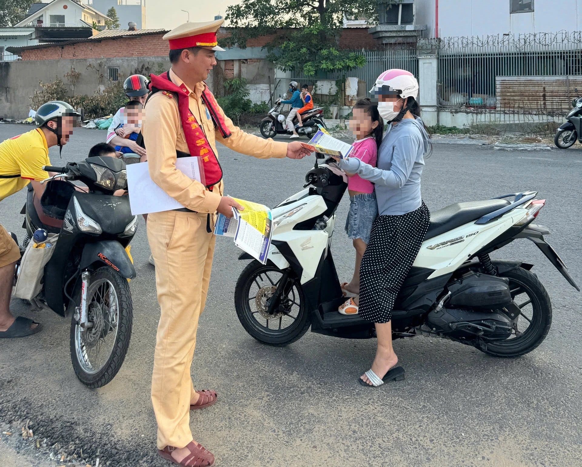 CSGT TP.HCM khuyến cáo người dân không đu trend check-in ở 'biển Gò Vấp' - Ảnh 4.
