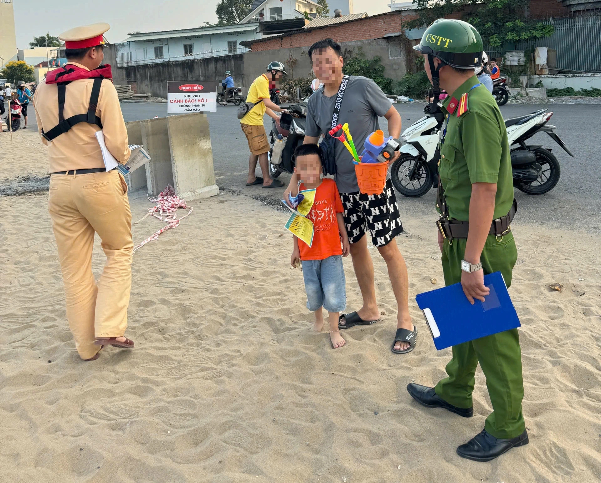 CSGT TP.HCM khuyến cáo người dân không đu trend check-in ở 'biển Gò Vấp' - Ảnh 2.