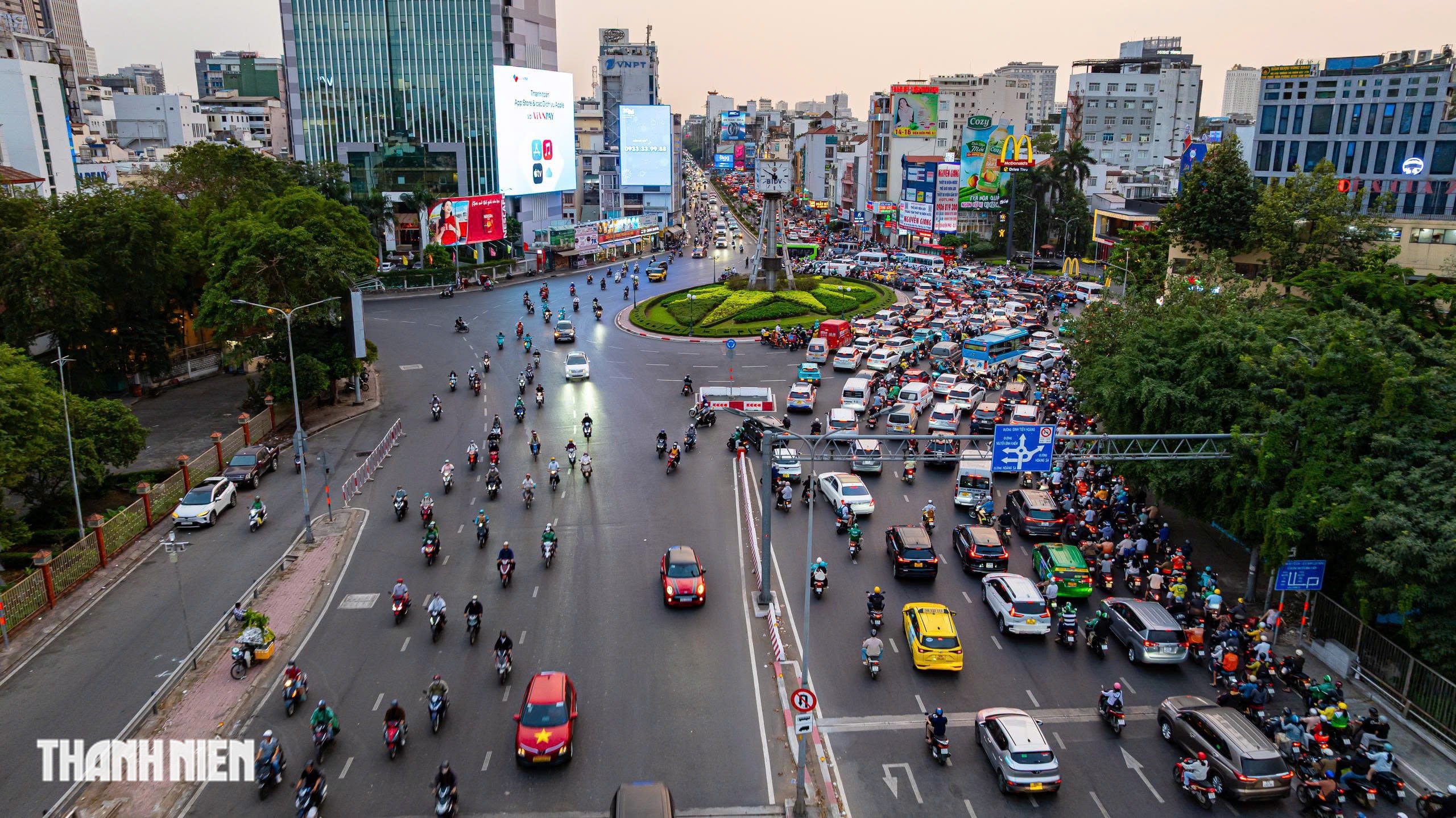 TP.HCM thí điểm bỏ chạy vòng xuyến ở vòng xoay Nguyễn Bỉnh Khiêm từ 23.5- Ảnh 2. TP.HCM thí điểm bỏ chạy vòng xuyến ở vòng xoay Nguyễn Bỉnh Khiêm từ 23.5- Ảnh 2.