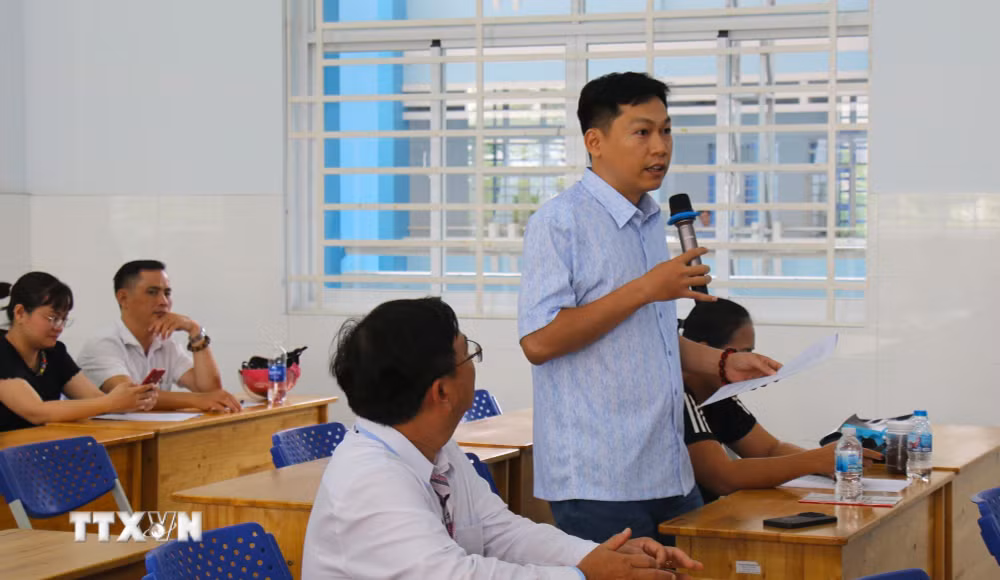 Phụ huynh bày tỏ băn khoăn về vấn đề mất an toàn thực phẩm và mong muốn sớm đưa thực phẩm được kiểm soát chất lượng vào trường học. (Ảnh: Hương Giang/TTXVN) ttxvn-thuc-pham-tick-xanh-vao-truong-hoc-2.jpg