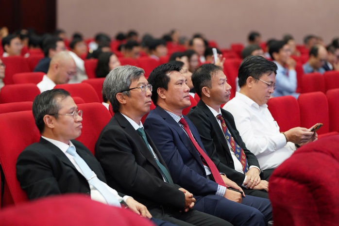 ĐHQG TPHCM công bố chiến lược AI, bán dẫn đến 2030 - Ảnh 2.