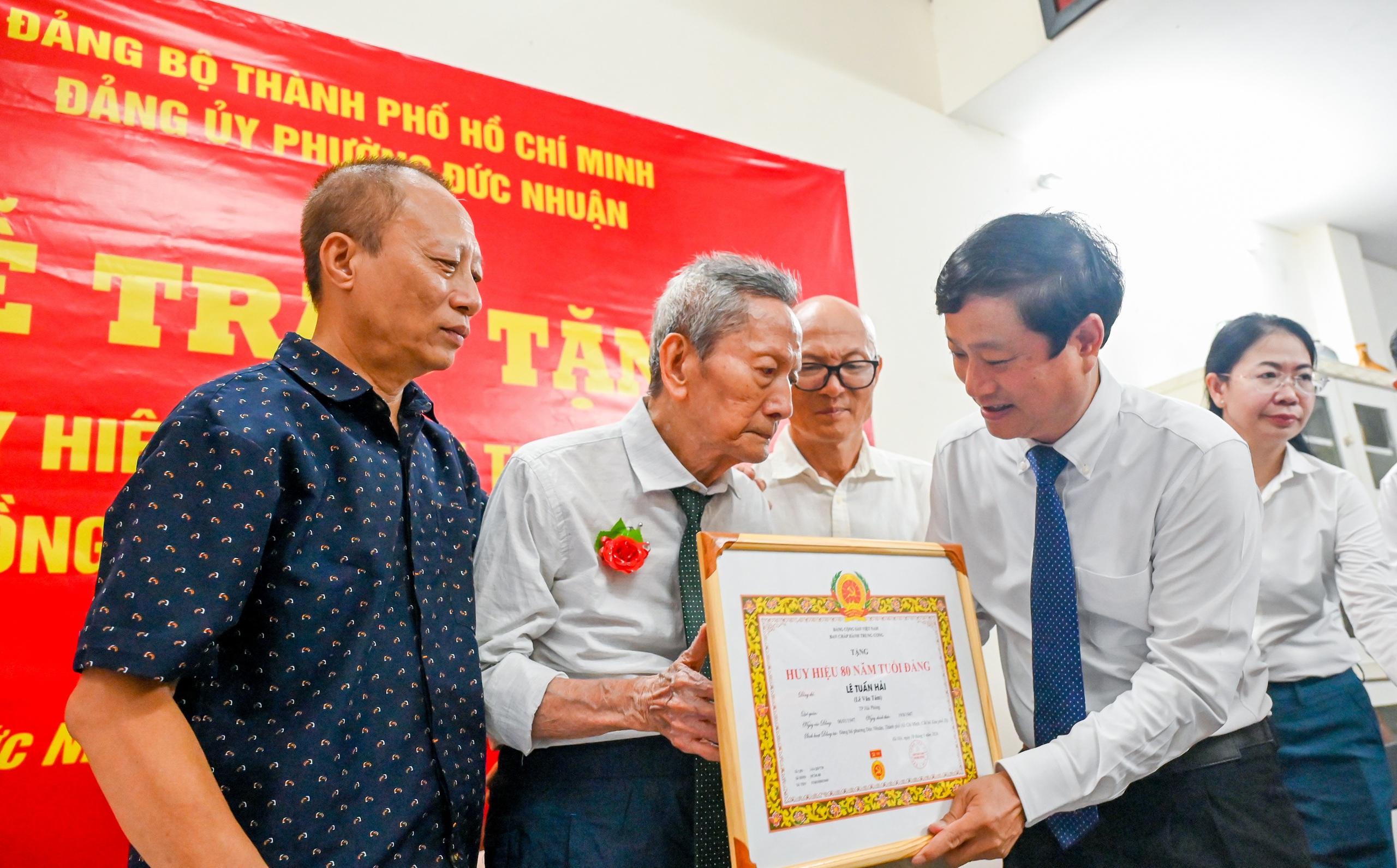 Huy hiệu Đảng - Ảnh 2.