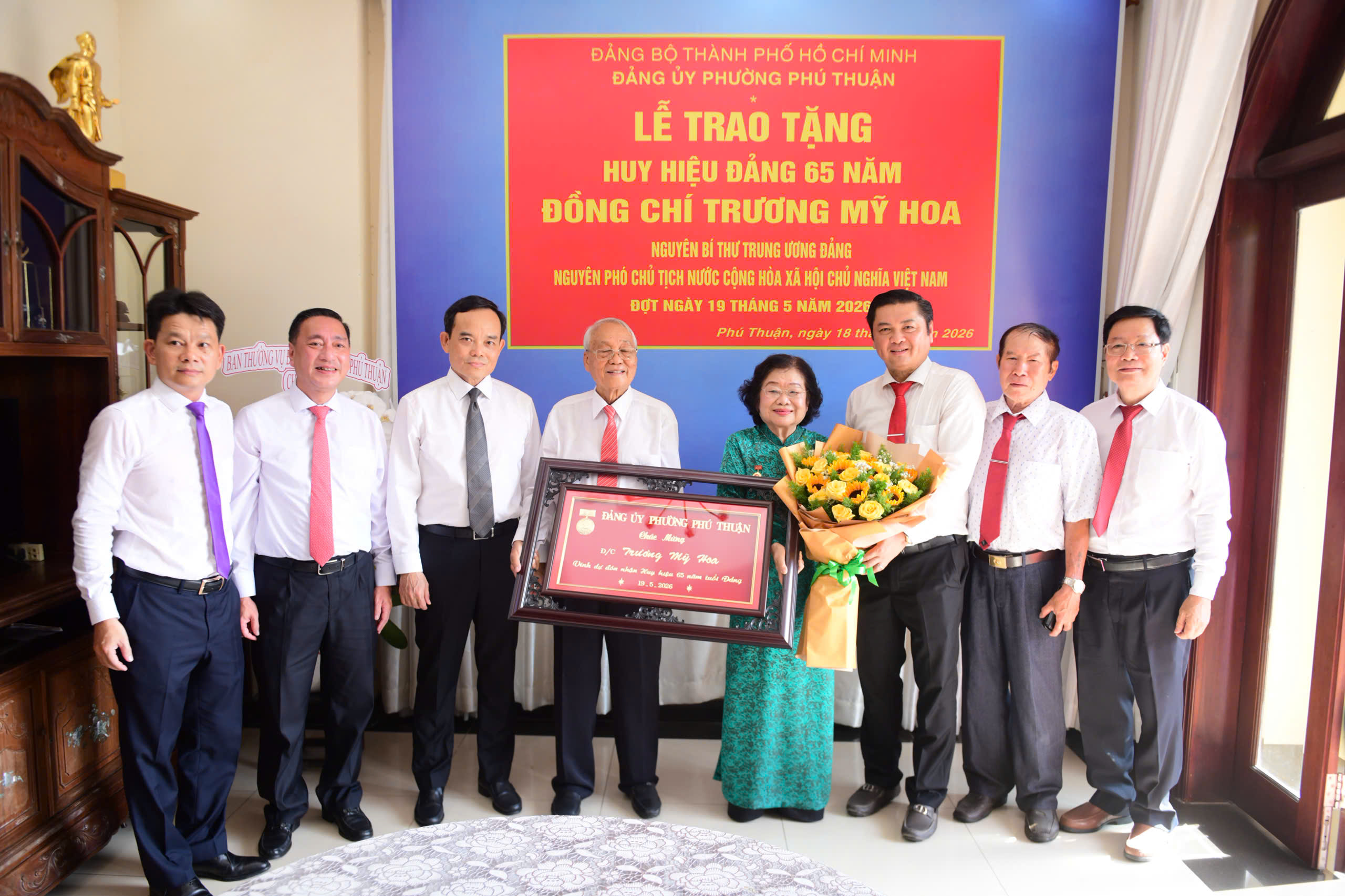 Bí thư Trần Lưu Quang trao Huy hiệu 65 tuổi Đảng cho nguyên Phó chủ tịch nước Trương Mỹ Hoa - Ảnh 1.
