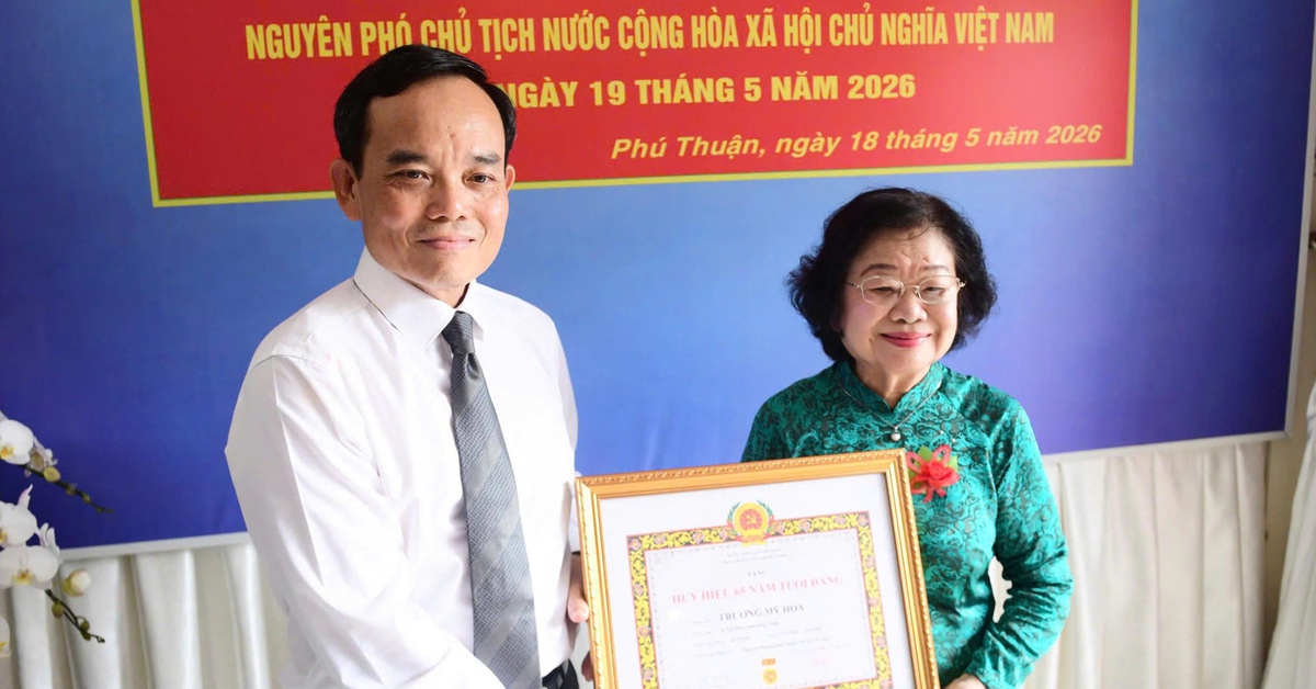 Bí thư Trần Lưu Quang trao Huy hiệu 65 tuổi Đảng cho nguyên Phó chủ tịch nước Trương Mỹ Hoa