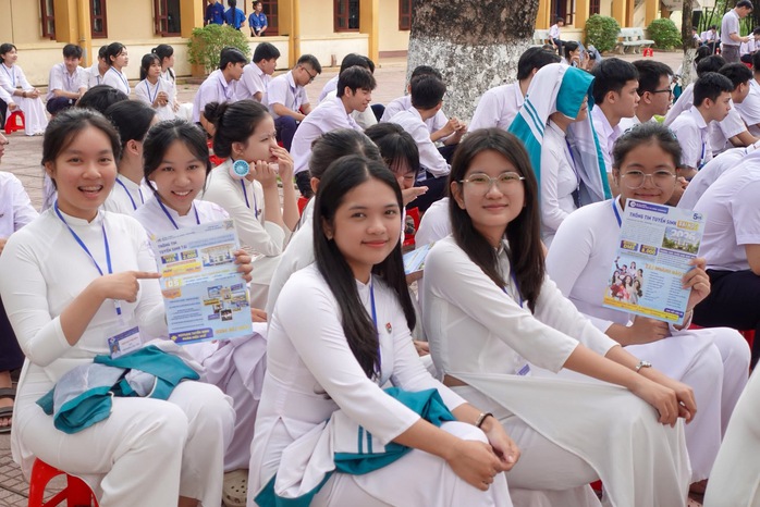 Nhiều trường ĐH tại TPHCM bắt đầu nhận minh chứng xét tuyển ĐH - Ảnh 1.