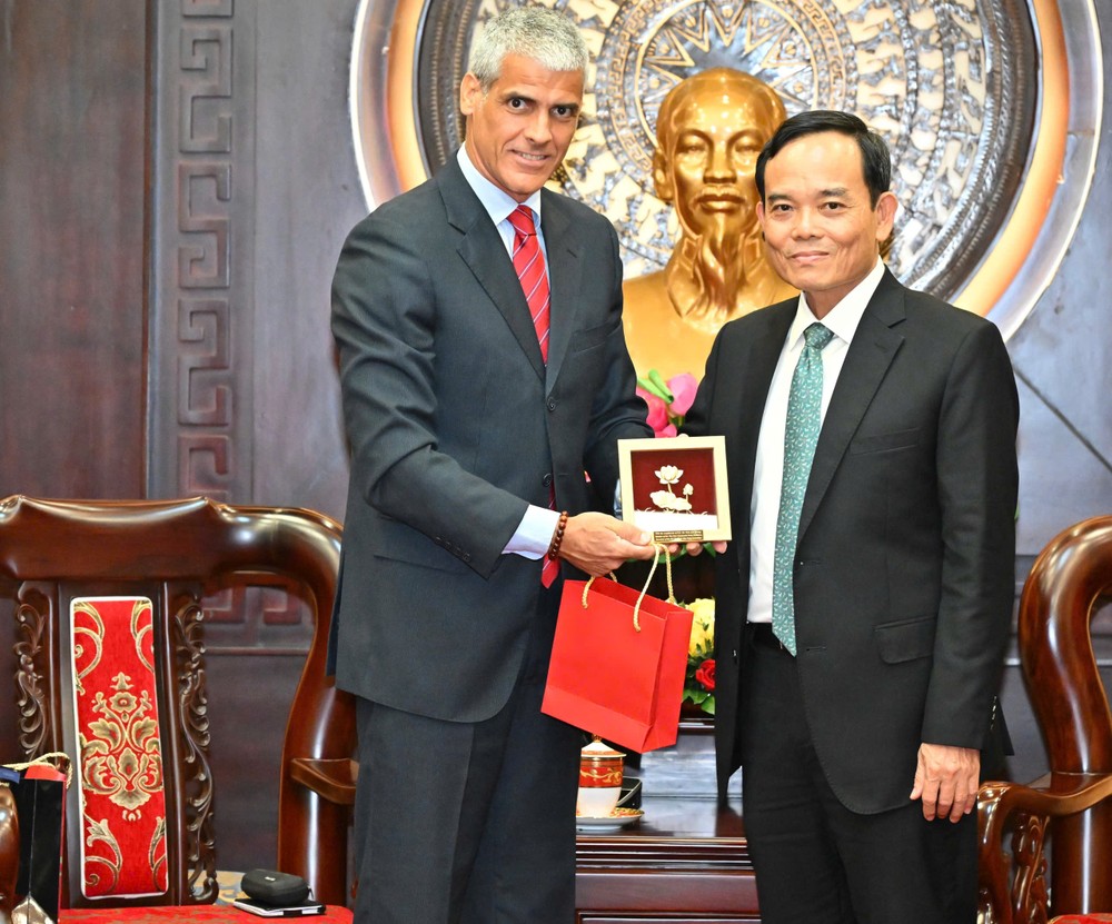 Bí thư Thành ủy TPHCM Trần Lưu Quang tặng quà lưu niệm đến Tổng lãnh sự Cuba tại TPHCM Mauricio Alejandro Martinez Duque. Ảnh: VIỆT DŨNG 6.jpg