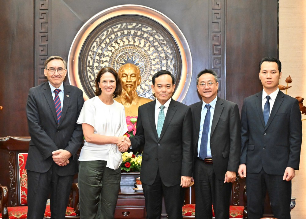 Bí thư Thành ủy TPHCM Trần Lưu Quang và Tổng lãnh sự Australia tại TPHCM Kate Wallace chụp ảnh lưu niệm cùng các đại biểu. Ảnh: VIỆT DŨNG 8.jpg