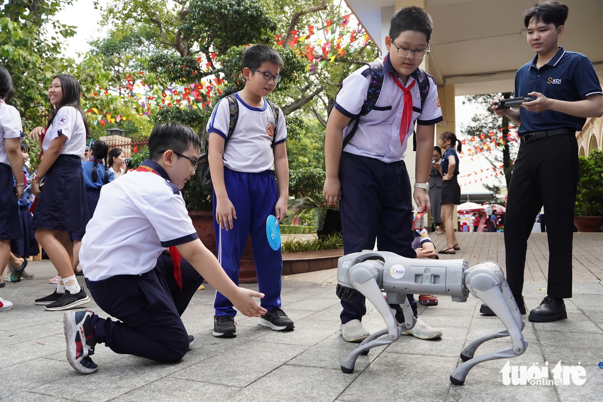 Người dân trải nghiệm thực tế ảo, robot, làm dịch vụ công trực tuyến tại trung tâm TP.HCM - Ảnh 1.