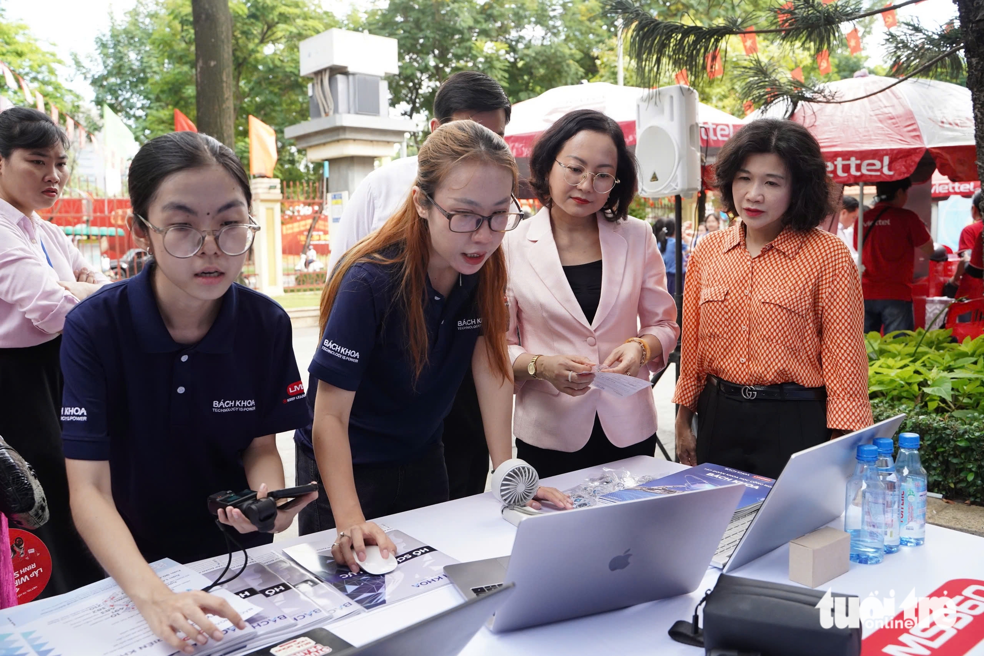 Người dân trải nghiệm thực tế ảo, robot, làm dịch vụ công trực tuyến tại trung tâm TP.HCM - Ảnh 5.