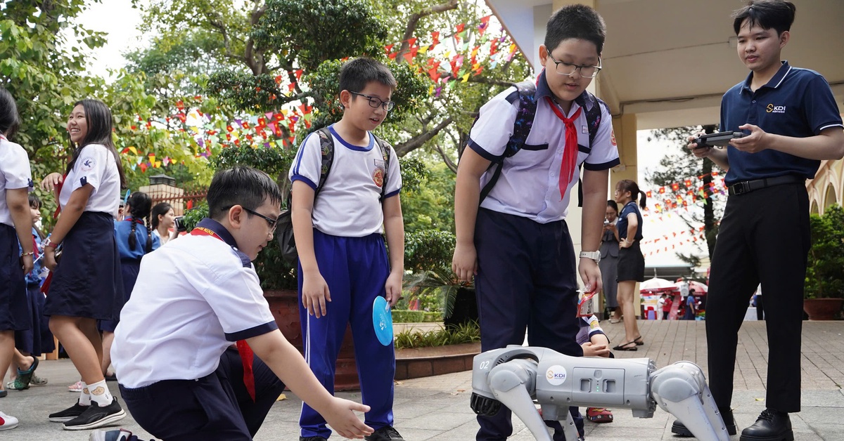 Người dân trải nghiệm thực tế ảo, robot, làm dịch vụ công trực tuyến tại trung tâm TP.HCM