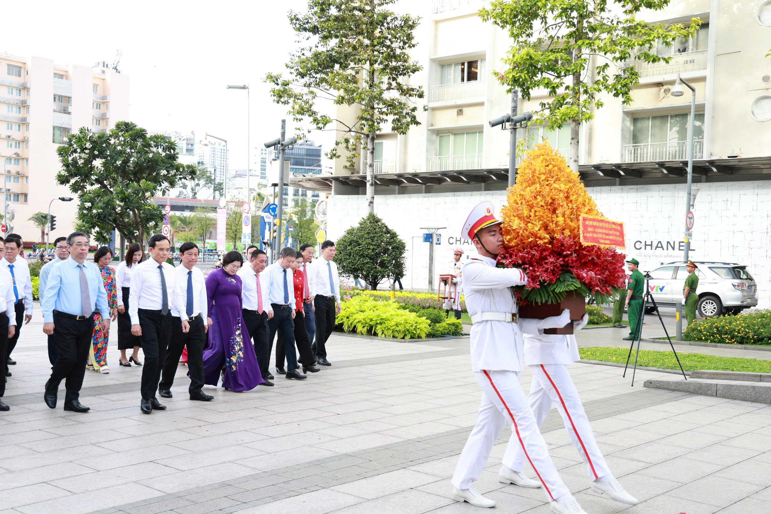 Lãnh đạo TPHCM dâng hoa Chủ tịch Hồ Chí Minh kỷ niệm 136 năm Ngày sinh - Ảnh 2. Lãnh đạo TPHCM dâng hoa Chủ tịch Hồ Chí Minh kỷ niệm 136 năm Ngày sinh - Ảnh 2.