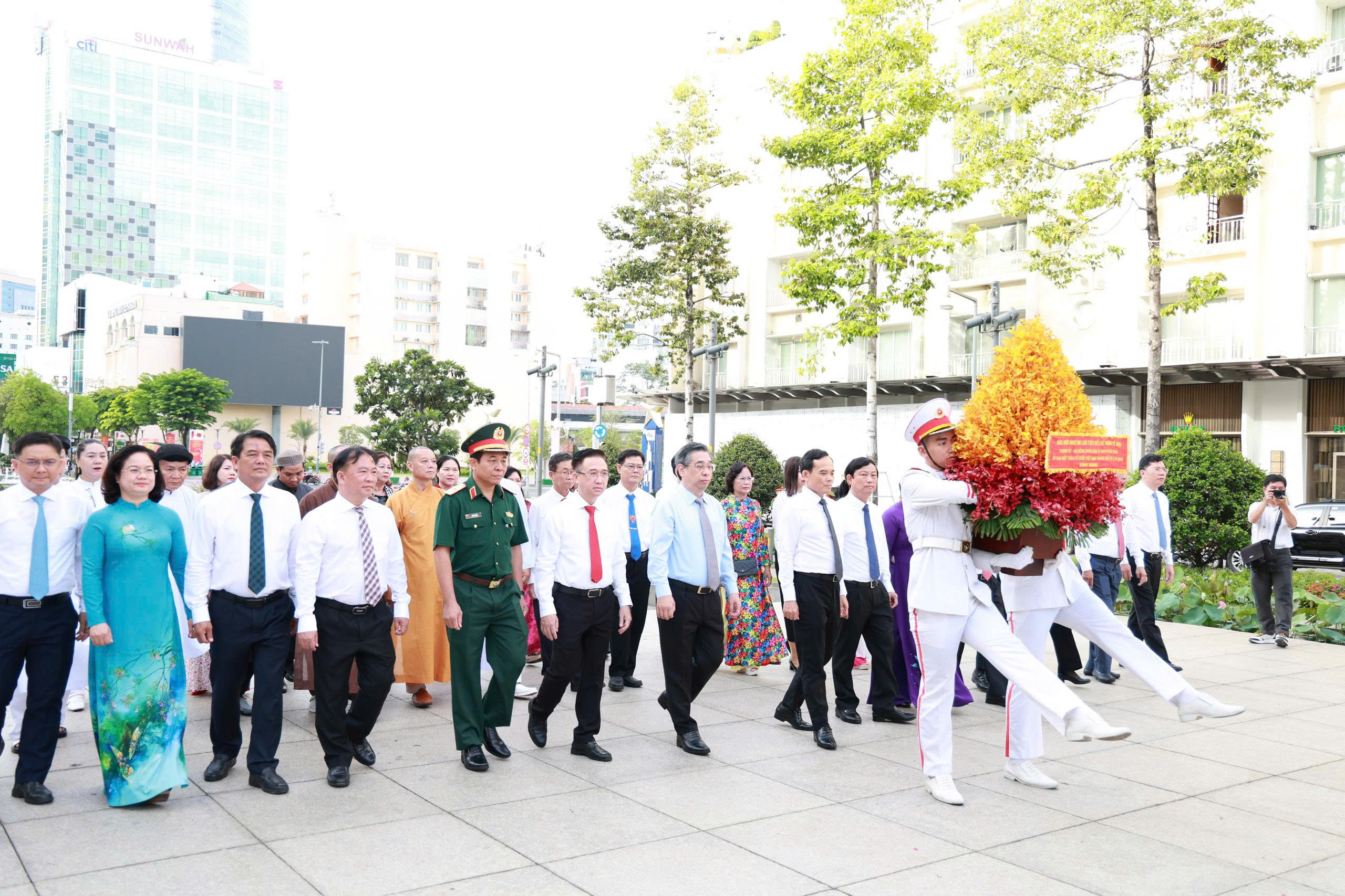 Lãnh đạo TPHCM dâng hoa Chủ tịch Hồ Chí Minh kỷ niệm 136 năm Ngày sinh - Ảnh 1. Lãnh đạo TPHCM dâng hoa Chủ tịch Hồ Chí Minh kỷ niệm 136 năm Ngày sinh - Ảnh 1.
