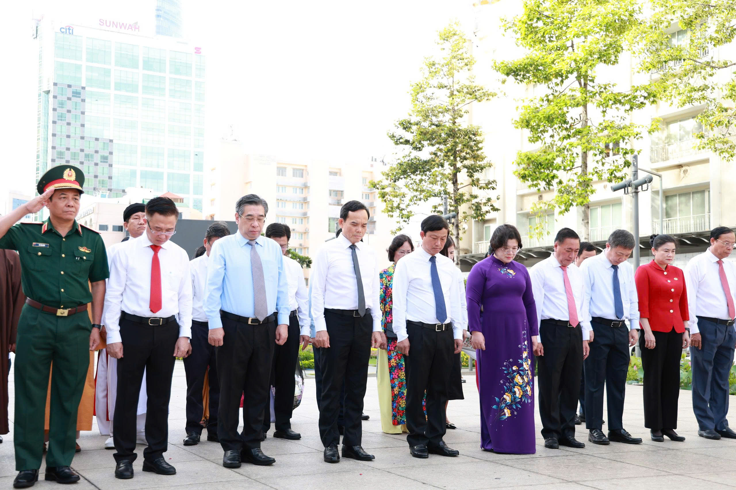 Lãnh đạo TPHCM dâng hoa Chủ tịch Hồ Chí Minh kỷ niệm 136 năm Ngày sinh - Ảnh 4. Lãnh đạo TPHCM dâng hoa Chủ tịch Hồ Chí Minh kỷ niệm 136 năm Ngày sinh - Ảnh 4.