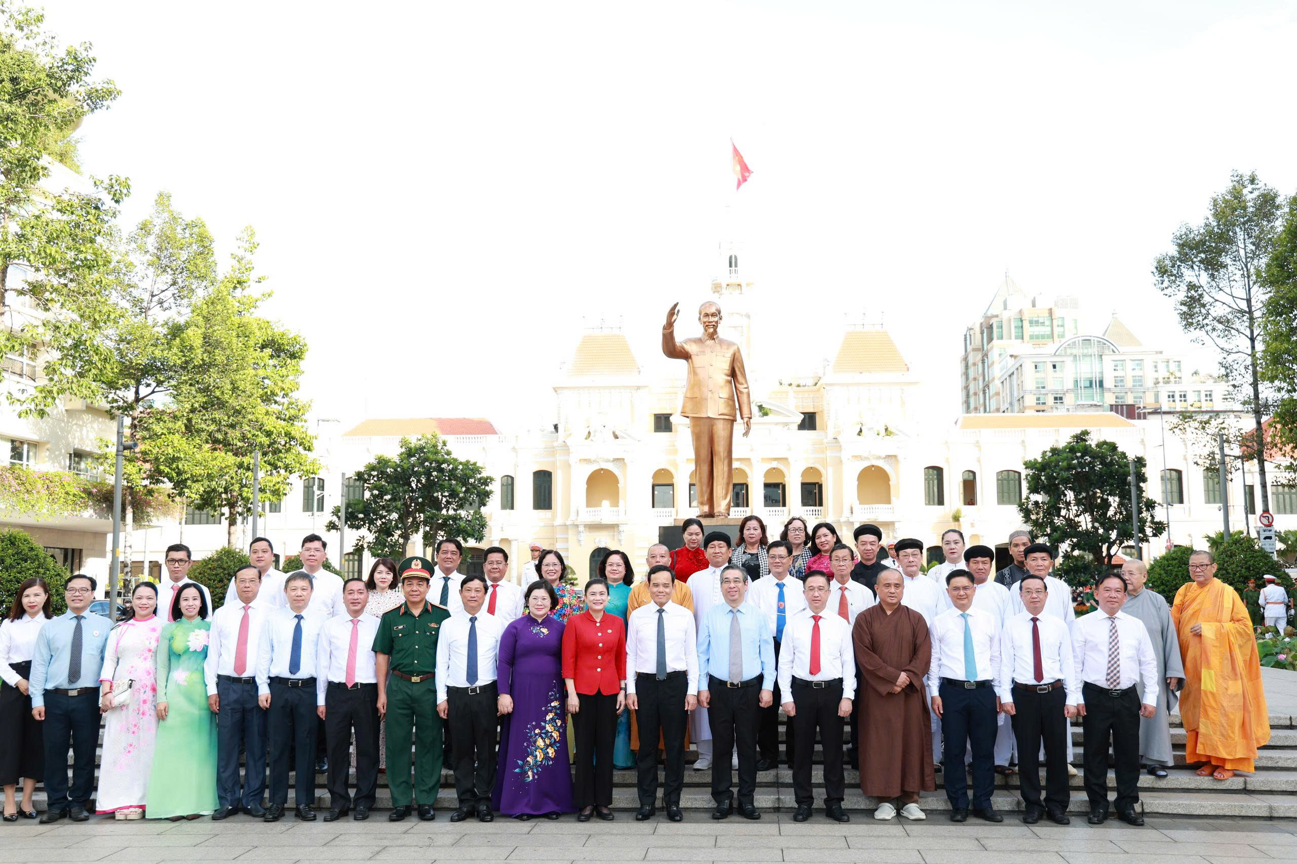 Lãnh đạo TPHCM dâng hoa Chủ tịch Hồ Chí Minh kỷ niệm 136 năm Ngày sinh - Ảnh 5. Lãnh đạo TPHCM dâng hoa Chủ tịch Hồ Chí Minh kỷ niệm 136 năm Ngày sinh - Ảnh 5.