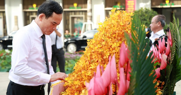 Lãnh đạo TPHCM dâng hoa tưởng nhớ Chủ tịch Hồ Chí Minh vĩ đại