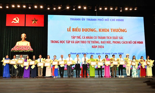 TPHCM tuyên dương gần 360 tập thể, cá nhân tiêu biểu học và làm theo Bác- Ảnh 1. TPHCM tuyên dương gần 360 tập thể, cá nhân tiêu biểu học và làm theo Bác- Ảnh 1.