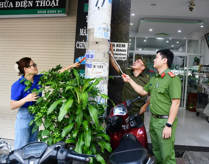 TP.HCM vận động người dân bóc xóa quảng cáo sai quy định
