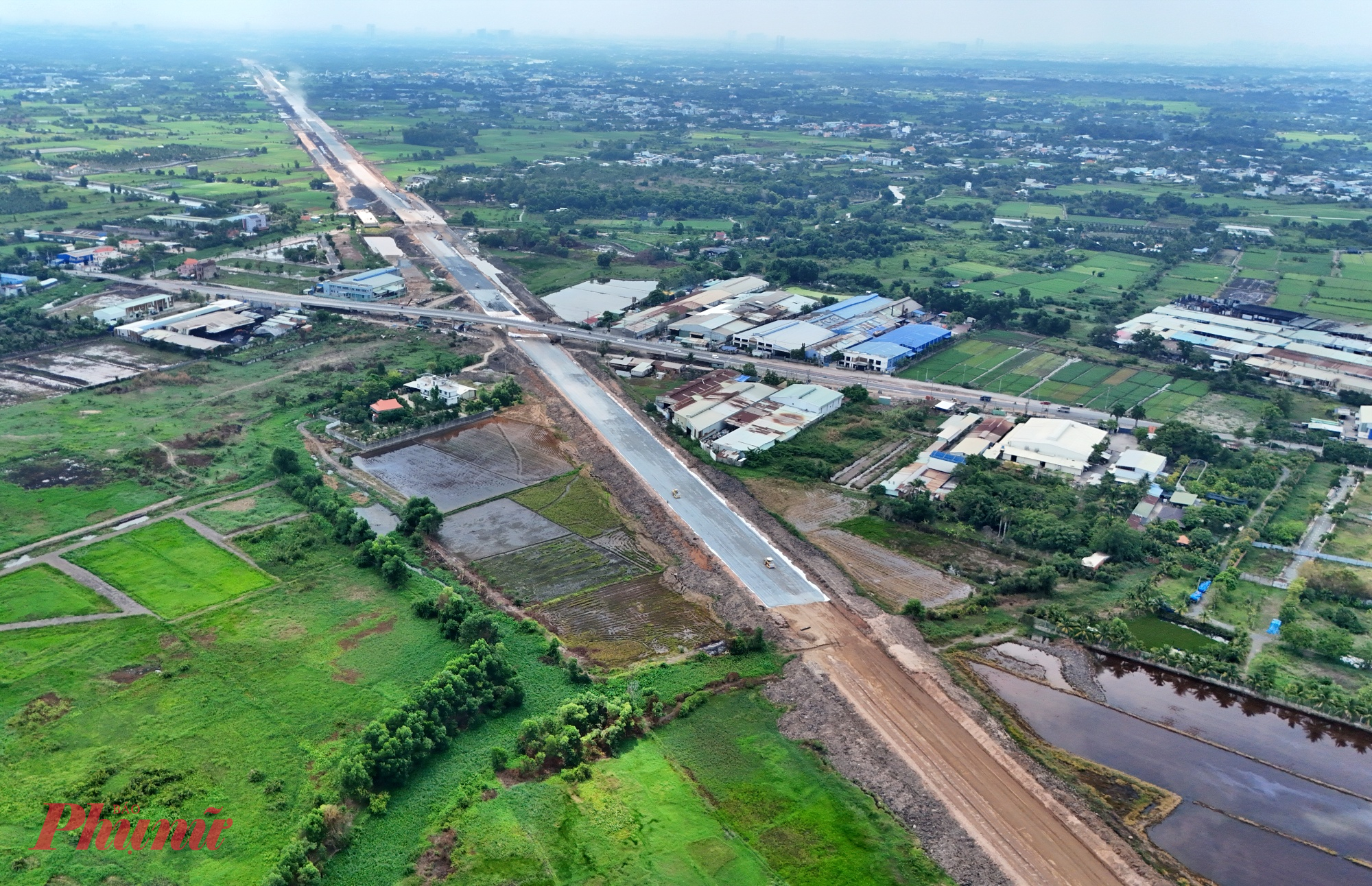 Những ngày qua, không khí thi công trên các gói thầu thuộc dự án Vành đai 3 TPHCM đoạn qua khu vực phía Tây thành phố như Hóc Môn, Củ Chi, Bình Chánh cũ trở nên nhộn nhịp hơn khi các nhà thầu đồng loạt tăng tốc, huy động thêm nhân lực, máy móc để đẩy nhanh tiến độ các hạng mục quan trọng.