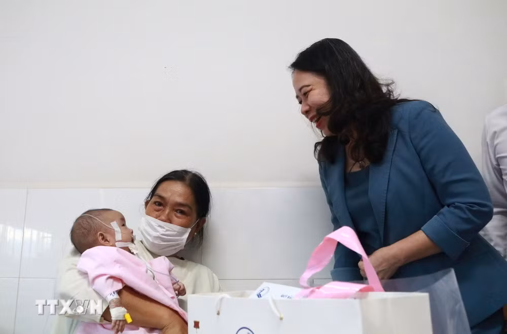 Phó Chủ tịch nước Võ Thị Ánh Xuân tặng quà cho bệnh nhi đang điều trị tại Bệnh viện Nhi đồng 1 Thành phố Hồ Chí Minh. (Ảnh: Đinh Hằng/TTXVN) ttxvn-tang-qua-benh-nhan-nhi-2.jpg