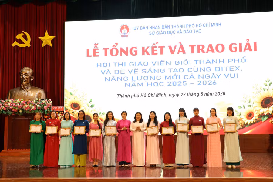 Lãnh đạo Phòng Giáo dục mầm non và phòng Học sinh, sinh viên (Sở GD&ĐT TPHCM) trao giải nhất cho các giáo viên. mam-non-1.jpg