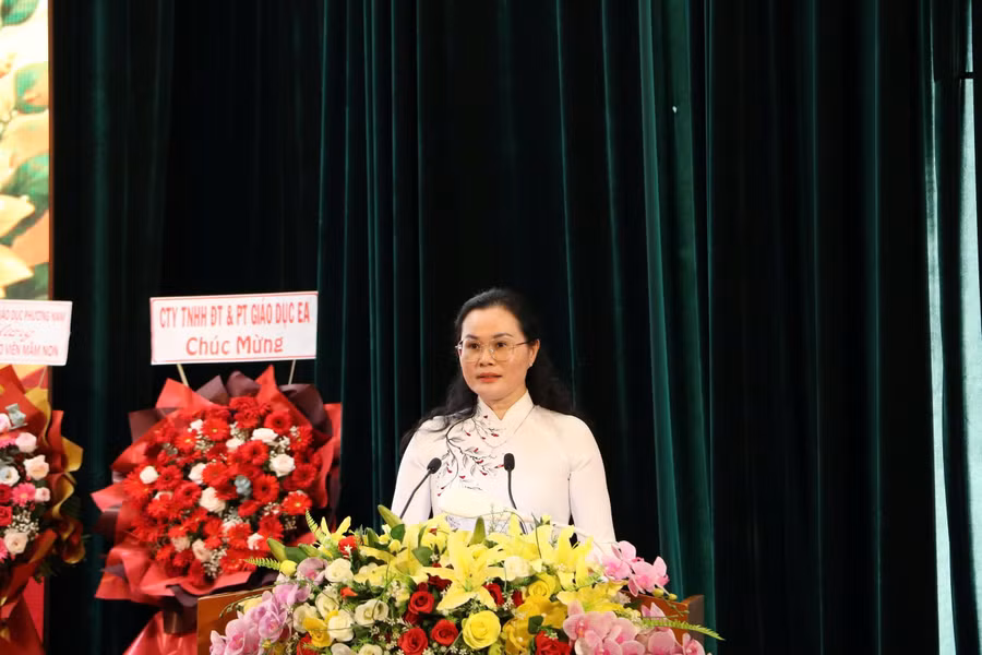 Bà Lê Thụy Mỵ Châu phát biểu tại lễ tổng kết. mam-non-5.jpg