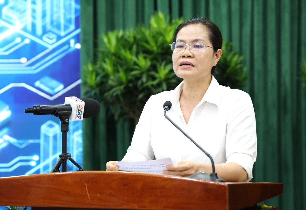 Bà Nguyễn Thị Hồng Hạnh, Giám đốc Sở Tư pháp TP.HCM, thông tin tóm tắt nội dung dự thảo. Ảnh: LÊ THOA luat-do-thi-dac-biet-3.JPG