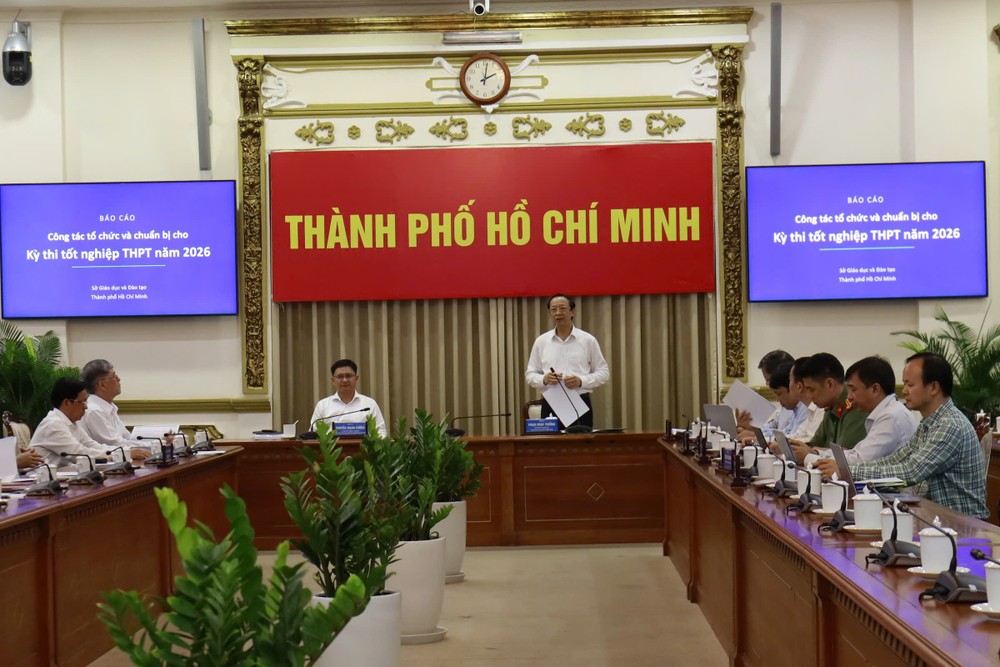 Đoàn công tác của Bộ GD&ĐT do Thứ trưởng Phạm Ngọc Thưởng dẫn đầu làm việc với UBND TP.HCM về công tác tổ chức thi tốt nghiệp THPT. Ảnh: NM thi tốt nghiệp THPT