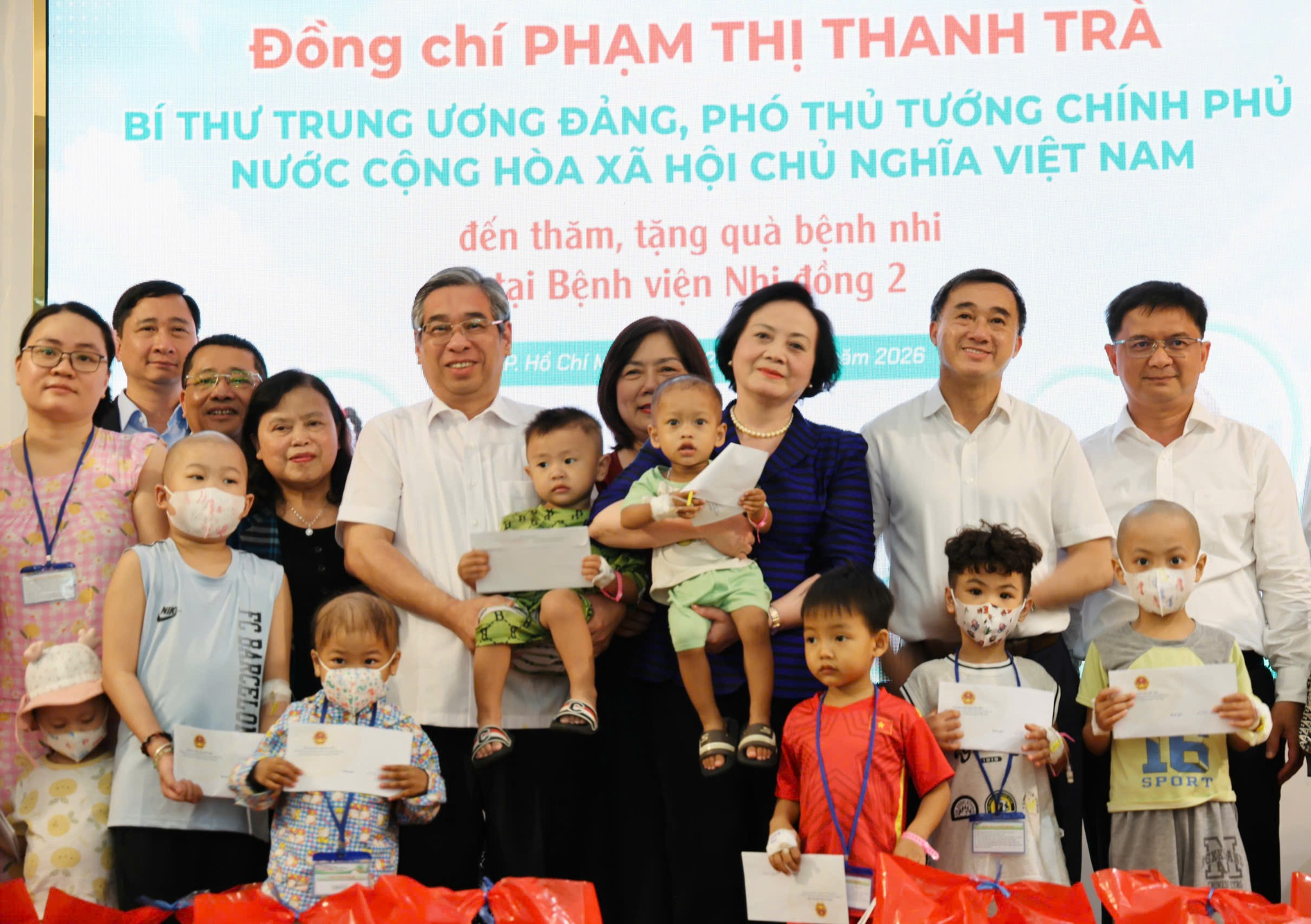 Phó Thủ tướng Phạm Thị Thanh Trà thăm bệnh nhi ung thư tại Bệnh viện Nhi đồng 2- Ảnh 1. Phó Thủ tướng Phạm Thị Thanh Trà thăm bệnh nhi ung thư tại Bệnh viện Nhi đồng 2- Ảnh 1.
