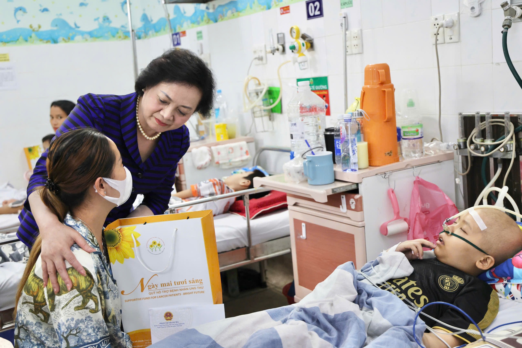 Phó Thủ tướng Phạm Thị Thanh Trà thăm bệnh nhi ung thư tại Bệnh viện Nhi đồng 2- Ảnh 6. Phó Thủ tướng Phạm Thị Thanh Trà thăm bệnh nhi ung thư tại Bệnh viện Nhi đồng 2- Ảnh 6.