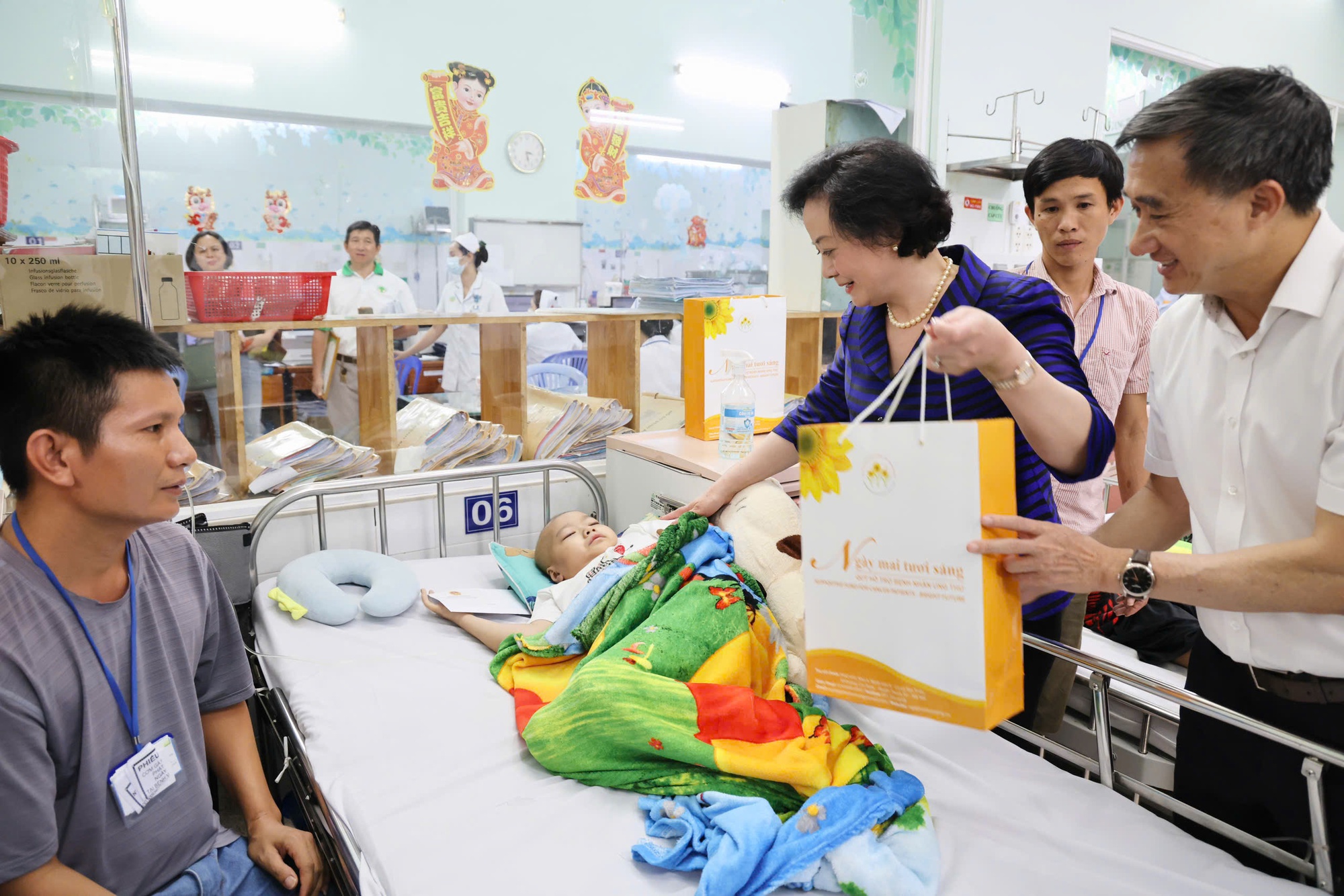 Phó Thủ tướng Phạm Thị Thanh Trà thăm bệnh nhi ung thư tại Bệnh viện Nhi đồng 2- Ảnh 3. Phó Thủ tướng Phạm Thị Thanh Trà thăm bệnh nhi ung thư tại Bệnh viện Nhi đồng 2- Ảnh 3.