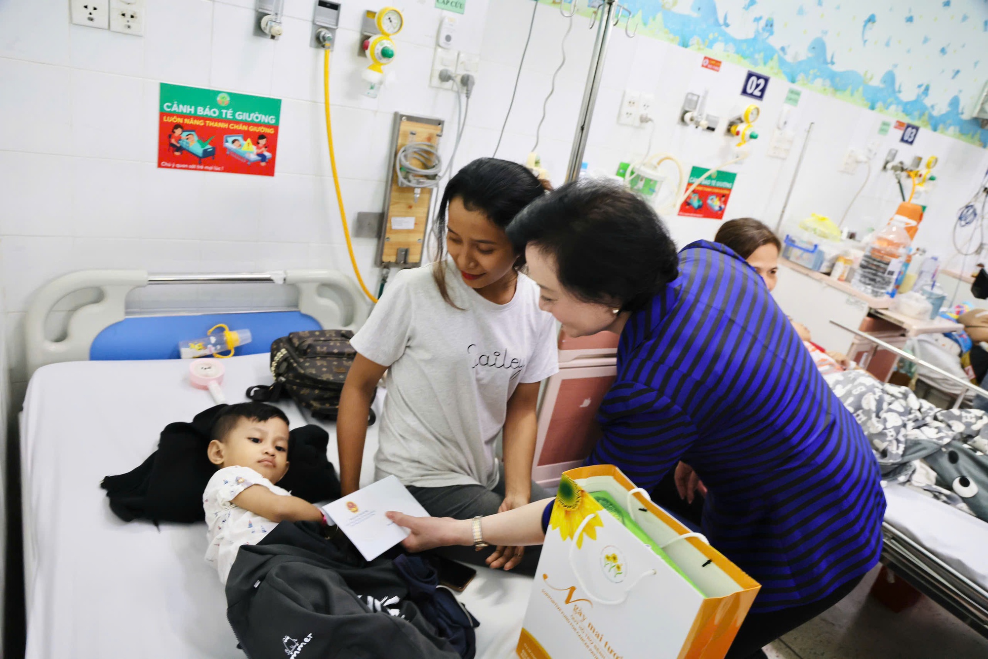 Phó Thủ tướng Phạm Thị Thanh Trà thăm bệnh nhi ung thư tại Bệnh viện Nhi đồng 2- Ảnh 5. Phó Thủ tướng Phạm Thị Thanh Trà thăm bệnh nhi ung thư tại Bệnh viện Nhi đồng 2- Ảnh 5.
