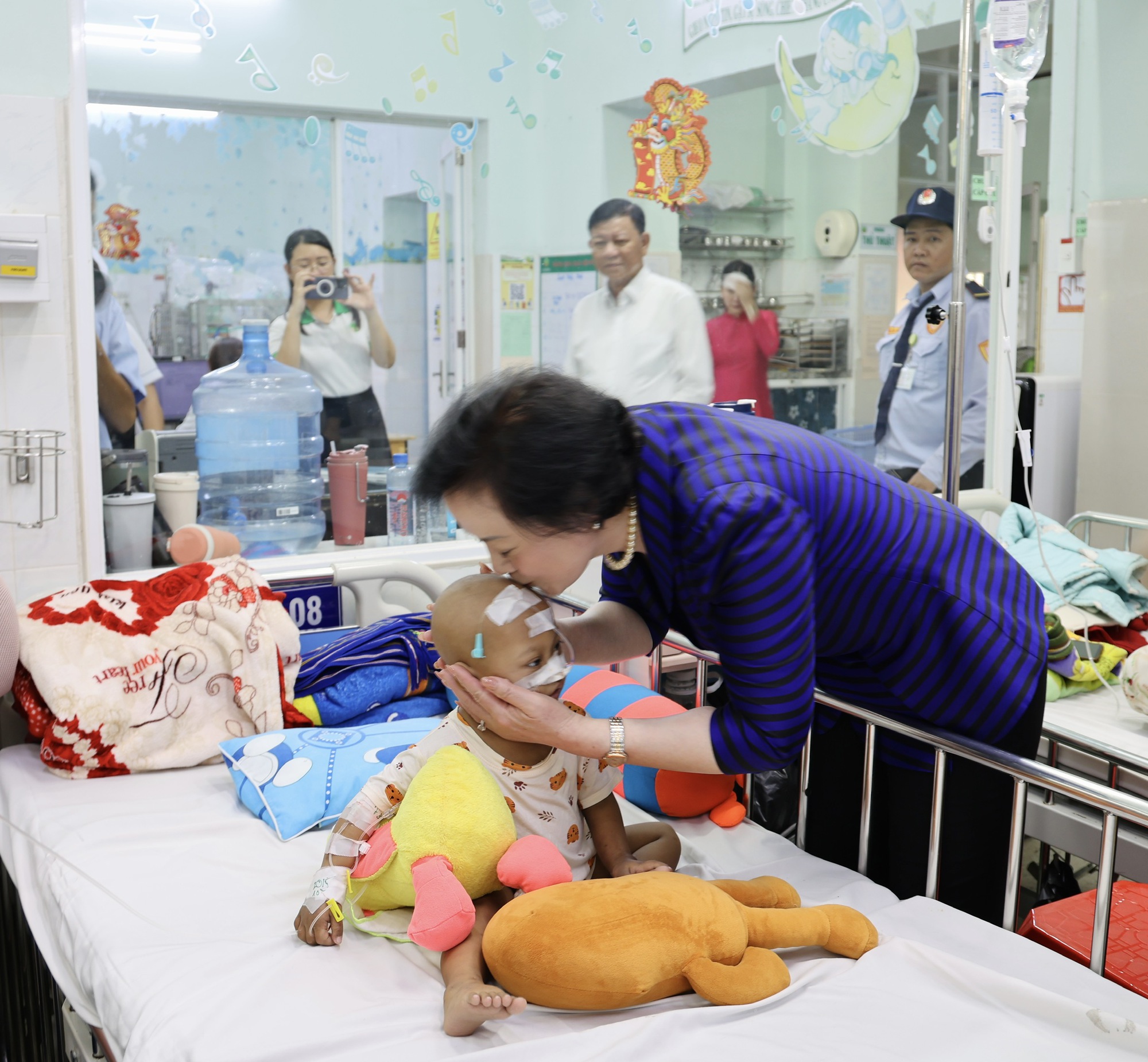 Phó Thủ tướng Phạm Thị Thanh Trà thăm bệnh nhi ung thư tại Bệnh viện Nhi đồng 2- Ảnh 4. Phó Thủ tướng Phạm Thị Thanh Trà thăm bệnh nhi ung thư tại Bệnh viện Nhi đồng 2- Ảnh 4.