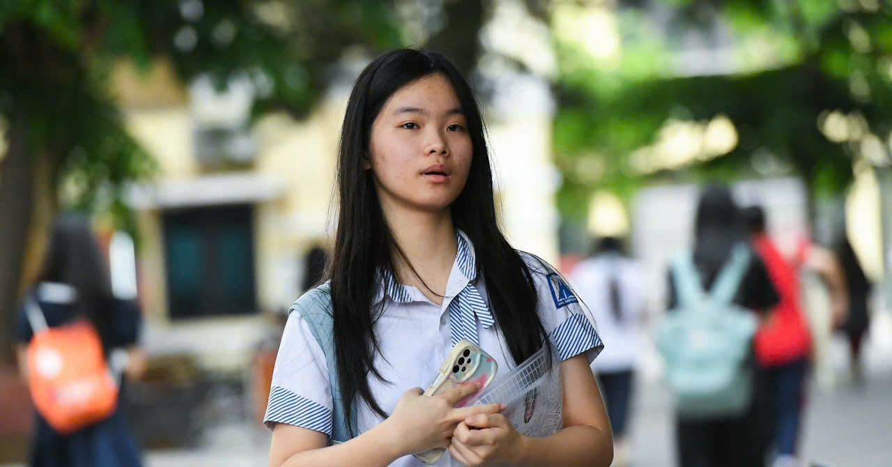Những thí sinh đầu tiên bước vào kỳ thi lớp 10 ở Hà Nội, TPHCM năm 2026