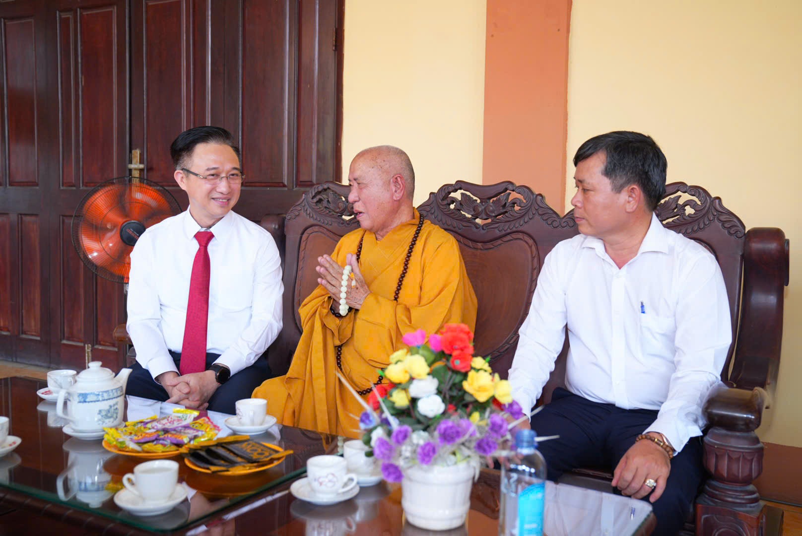 Bí thư Trần Lưu Quang và Thường trực Thành ủy TP.HCM thăm, chúc mừng Đại lễ Phật đản - Ảnh 5.