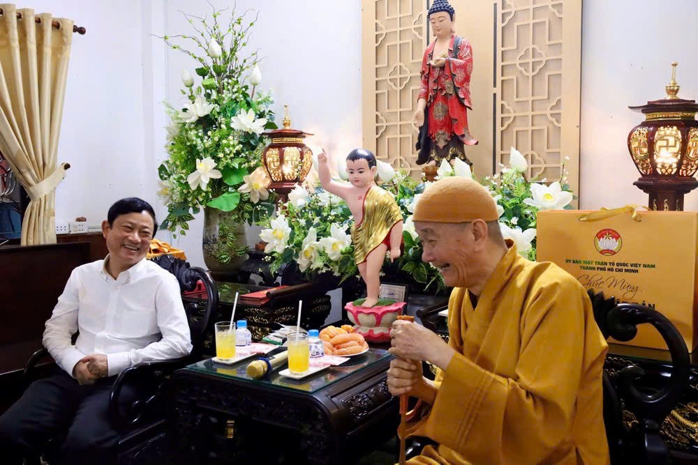 Bí thư Trần Lưu Quang và Thường trực Thành ủy TP.HCM thăm, chúc mừng Đại lễ Phật đản - Ảnh 5.