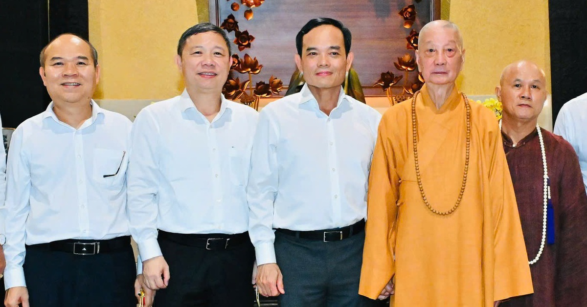Bí thư Trần Lưu Quang và Thường trực Thành ủy TP.HCM thăm, chúc mừng Đại lễ Phật đản