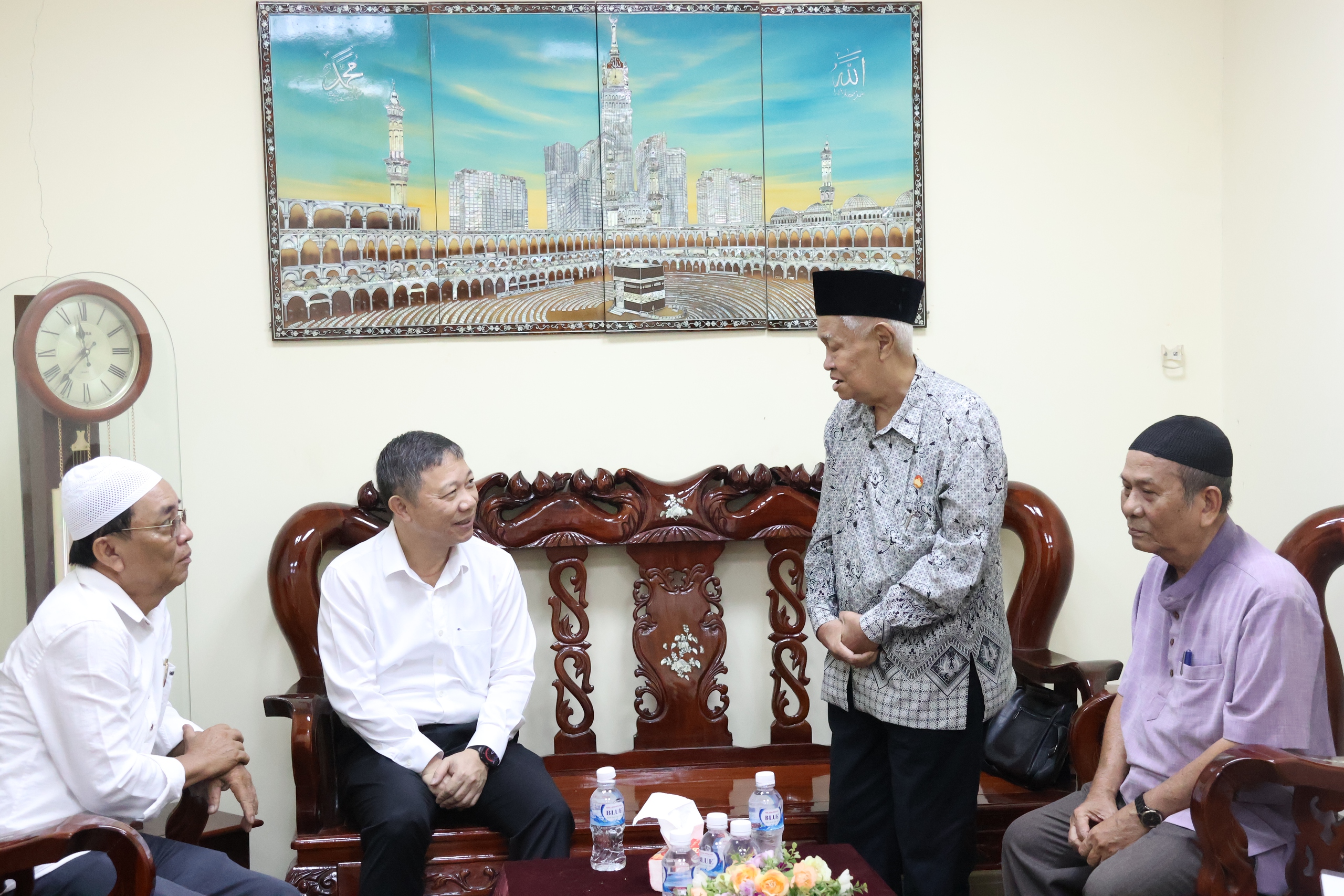 Trưởng Ban Tuyên giáo và Dân vận Thành ủy TPHCM thăm cộng đồng Hồi giáo nhân Đại lễ Raya Idil Adha - Ảnh 4.