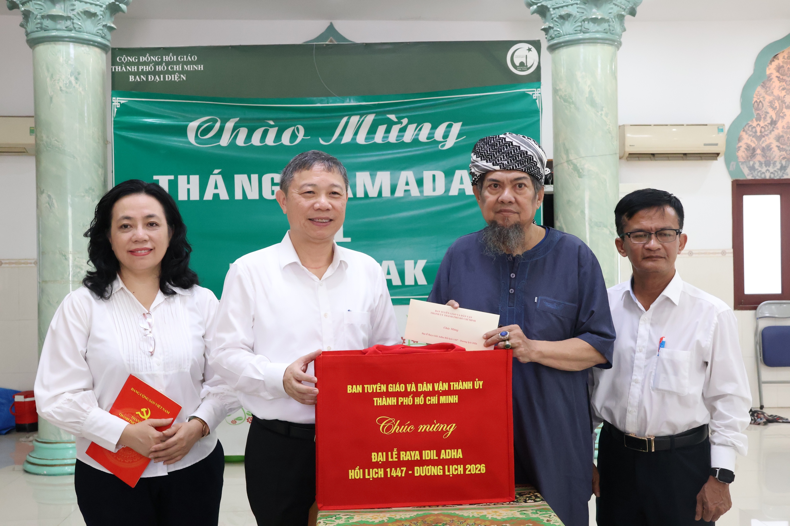 Trưởng Ban Tuyên giáo và Dân vận Thành ủy TPHCM thăm cộng đồng Hồi giáo nhân Đại lễ Raya Idil Adha - Ảnh 6.